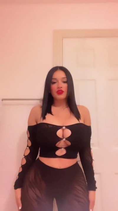 Que pedazo de puta, esta para darle entre 3 bien duro