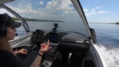 Bitching around beaches. Блогерша фанится с гидросамолётиком.