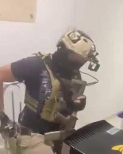 Sempre que vejo bolsominion defendendo porte de arma vem uma imagem igual esse macho alphace aí