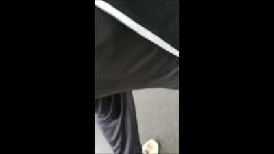 Ein rennender Rainer, in Jogginghose und Schuhen. Im Kampf gegen, ehrenhafte, Schneeball werfende Haider. 