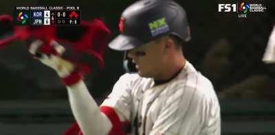 [Highlight] Lars Nootbaar stares down Yun Sik Kim after getting drilled in the back