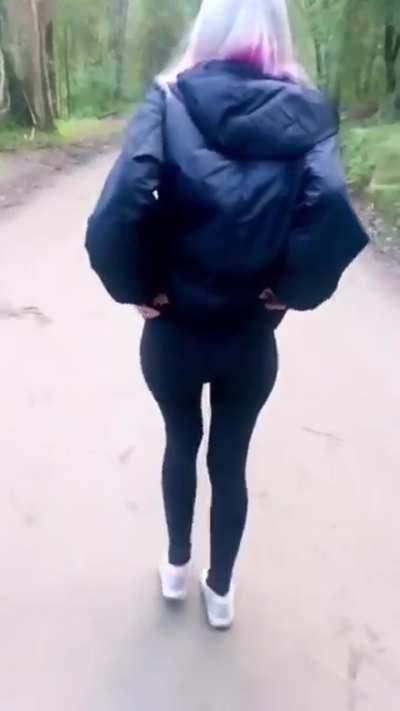 Let's go on a hike 😉🍑