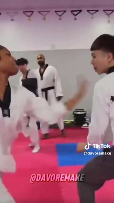 Zoe beating ray out here cause she can’t beat up Kai 