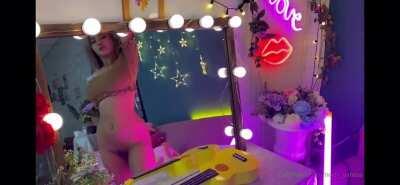 🔥🔥🔥 bent over back arched 👀👀 just need to pull that thong to the side and dive in