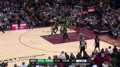 [Highlight} Donovan Mitchell taking over in crunch time as he gets the switch on Horford and sees food