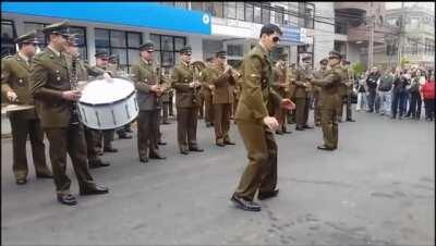 Mi cabo de dónde saca esos pasos😳😳😳