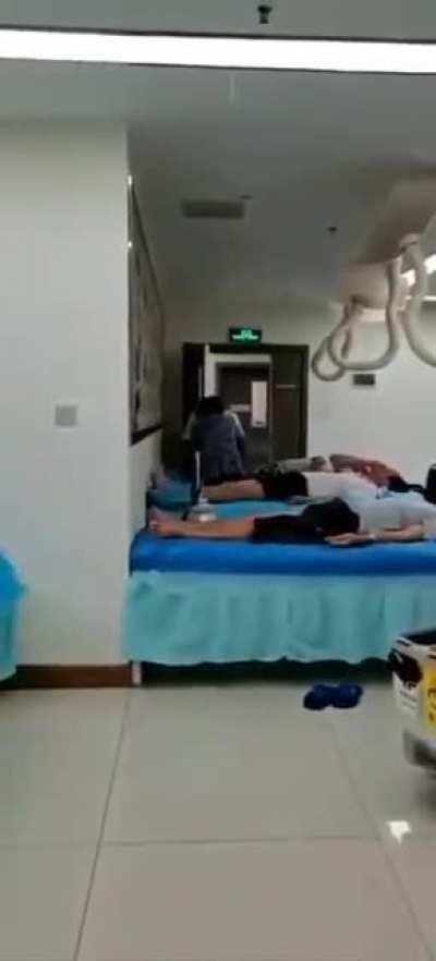 你好，请问这里是天安门广场吗？