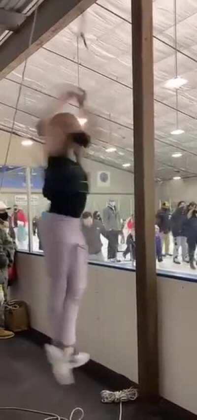 Spinning plate and lifting mechanism to train pirouettes for figure skating