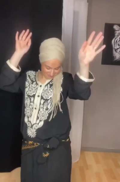 Mag🇩🇿 danse comme une pute