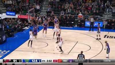 [Highlight] Antetokounmpo with his patent baseline spin and slam!