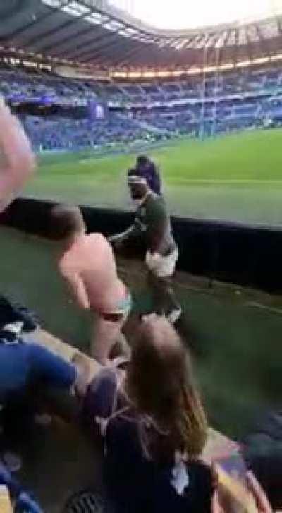 South African Rugby team captain signs fan's cheeks 🍑