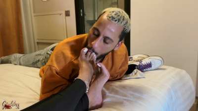 Esclave des pieds de Kiffa. Lèche chaque centimètre de ses semelles. 👅👣