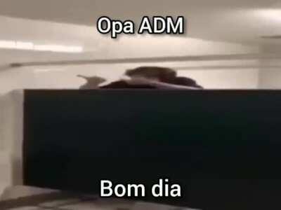 O vídeo dos mlk dançando no banheiro, plz