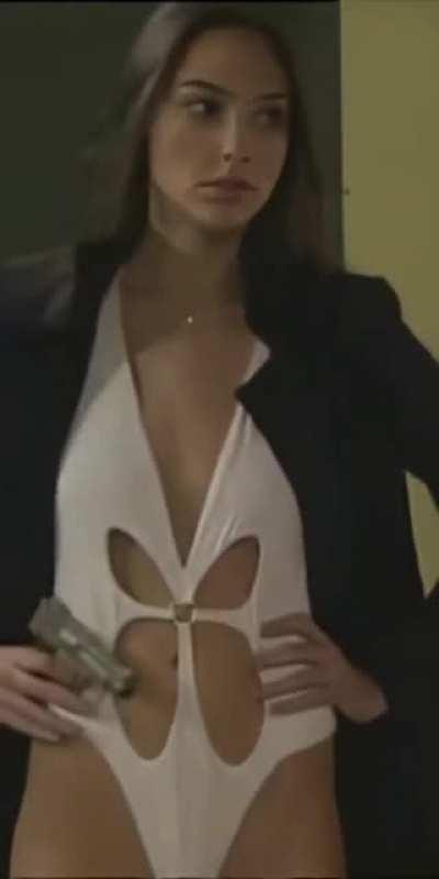 God damn Gal Gadot is fucking sexy 🔥🔥🔥🔥