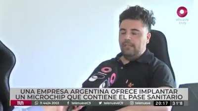 Microchip implantado bajo la piel con el pase sanitario en Argentina