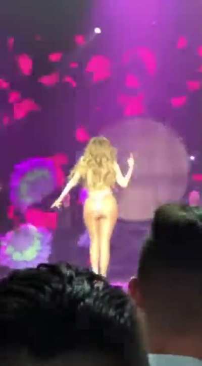 Huge ass and sexy body while dancing