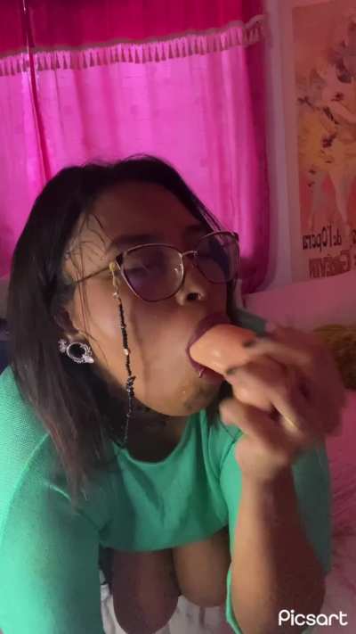 Chubby queen takes it all down her throat with no gag reflex