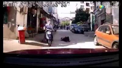 Woman trying to fake an auto accident scam in Jinhua, Zhejiang Province, China