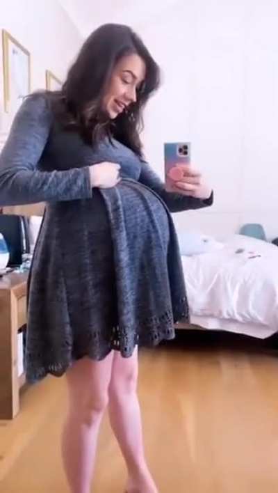Pregnant Colleen Ballinger (Twins)