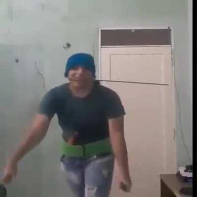 Eu faço isso com 3 facas de cortar pão de manhã quando ninguém tá vendo