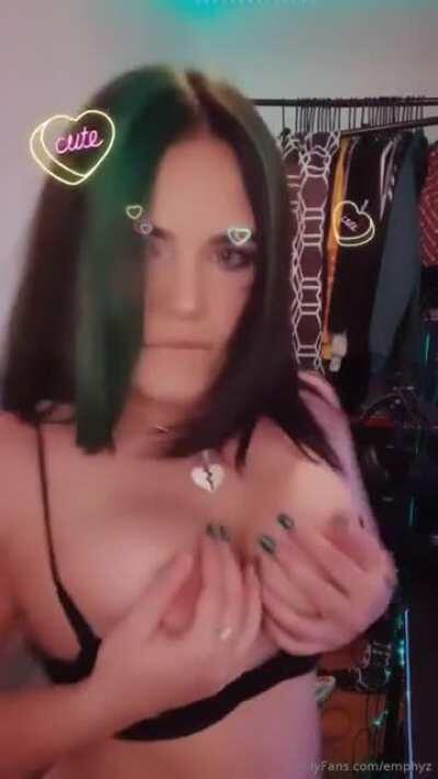 Yase encuentran publicados los videos de Emphyz en el discord  