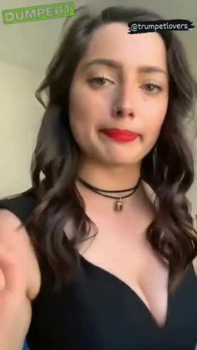 Вы только посмотрите, что она делает своим ртом!