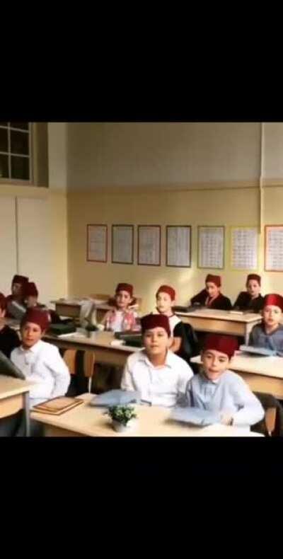 Ya şu fesi her gördüğümde sinirleniyorum. Şapkaya gavur diyenler fesin yunanlara ait olduğunu bile bilmiyor. Atatürk'e yabancı komutan diyenler fatih Sultan Mehmet'in kendine kayzeri Rum(Roma'nın yeni hükümdarı) dediğini bilmiyor. Daha bunun gibi çok şey 