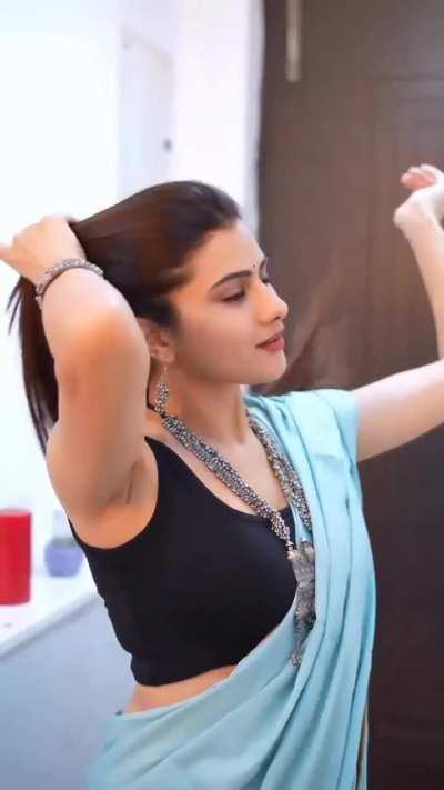 Intentionally showing her pit in saree