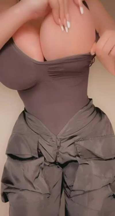 Huge natural titties on this 5’1 fuckdoll