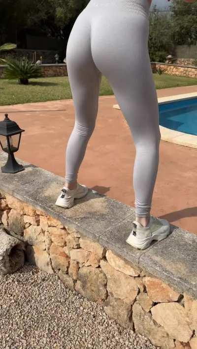 Me (19y, petite) doing some outdoor squats with my teveo leggings :) [f]