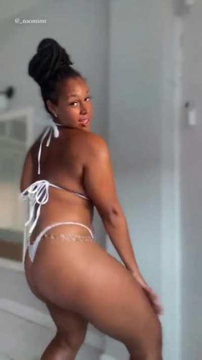 Naomi (@_naomimt)