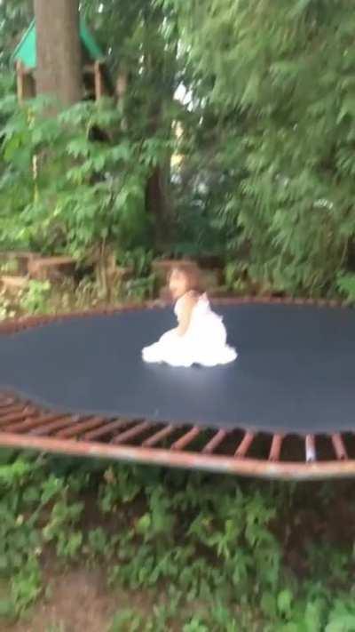 a menina dobrou no meio??????