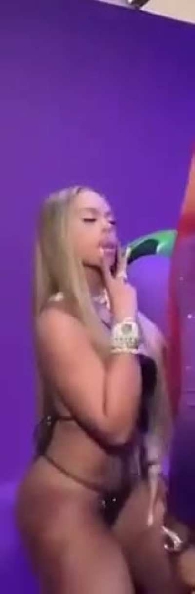 Latto twerk without sexy red