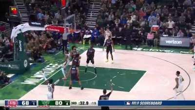 [Highlight] Giannis goes down the lane, euro steps and slams it down for the and-1