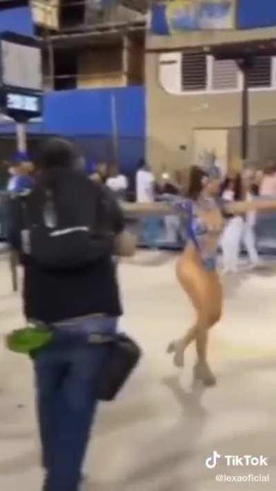 Lexa - O monumento da beleza do samba.