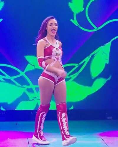 Peyton's sexy strut!!!🤩🤩