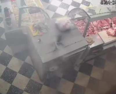 La Plata: Carnicero iba a cobrar la venta y le explotó el posnet