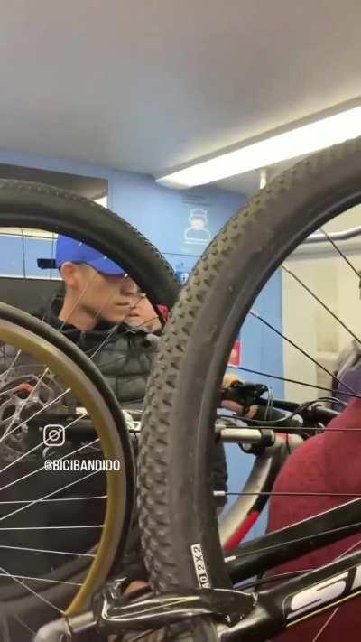 Policía hecha del tren a fumadores de drogas