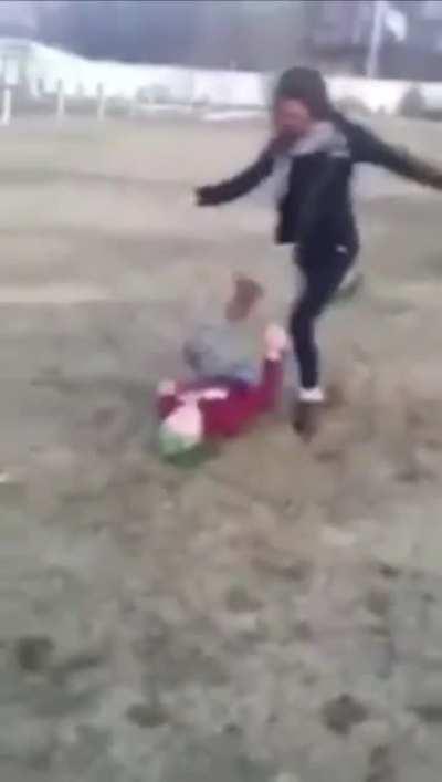 Girl gets her face stomped in😯