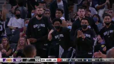 [Highlight] Jakob Poeltl drops two yam-hammers on the Lakers late in the 4th