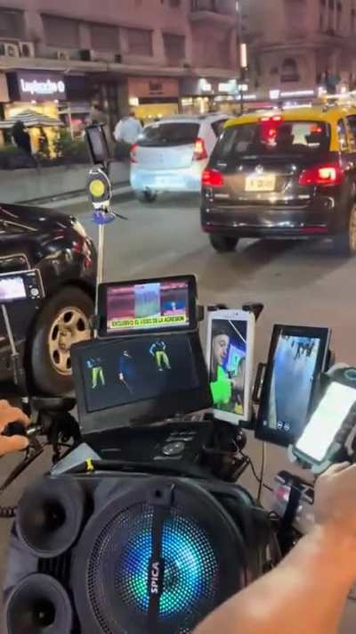 Ciclista con una bici futurista circulando por las calles de Buenos Aires