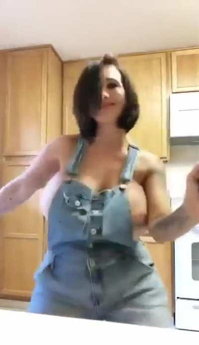 big sexy woman dancing whit big tits