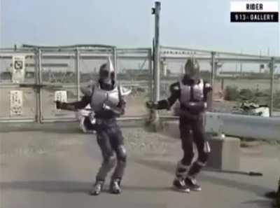 Faiz and Blade hearing Woz henshin