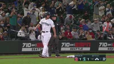 [Highlight] Hunter Renfroe makes an oopsie and allows the Mariners to load the bases on a routine fly ball