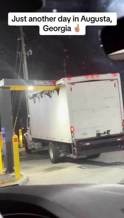 No matter what we drive, I think we can all agree that box trucks are the worst.. 