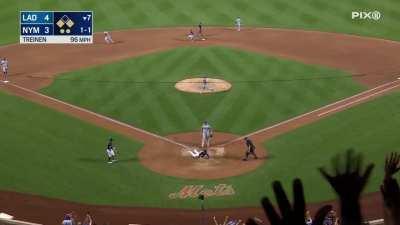 [Highlight] The Mets tie the game on a passed ball that a fired-up Alonso scores on.