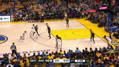 [Highlight] Davion Mitchell gets caught up on the screen and Curry drains the 28 footer with no hesitation!