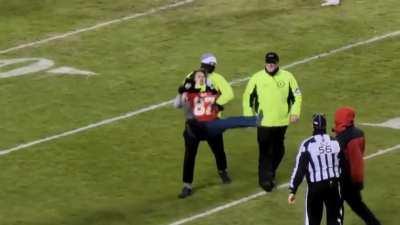 [Highlight] Stefon Diggs tackles Chiefs fan, Dion Dawkins yeets fan's shoe