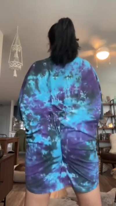 Booty eating that tshirt