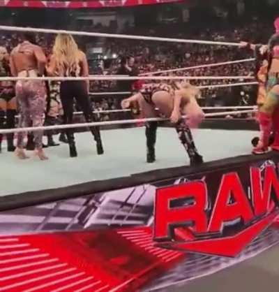 Alexa entering the ring 😍